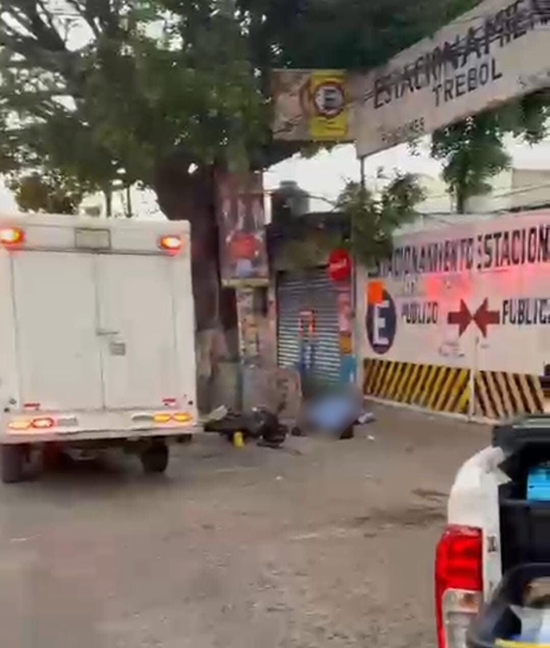 hombre tirado en el asfalto sobre plan de ayala en Cuernavaca.