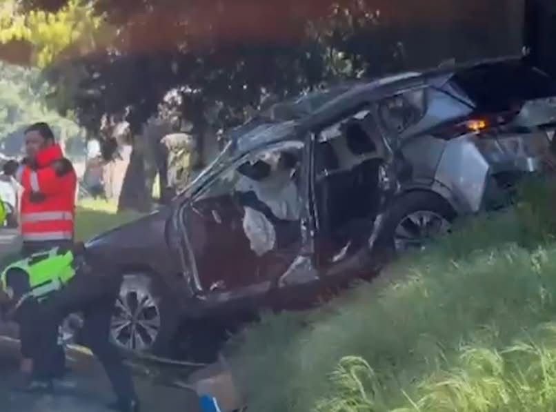 Camioneta accidentada en la carretera federal México-Cuernavaca.